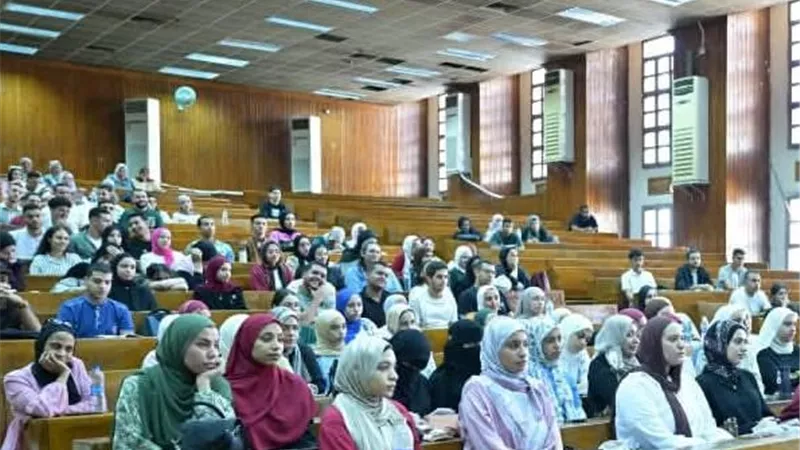 بعد أول يوم دراسة.. هل ساد الانضباط أم خطفت الموضة طلاب الجامعات؟| تقرير