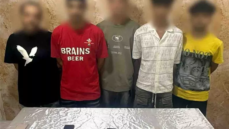 بقصد المزاح .. القبض على المتهمين بتعمد مضايقة المارة بإلقاء أكياس مياه