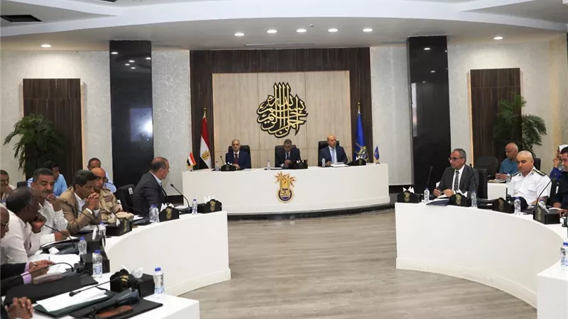 محافظ أسوان يوجه بسرعة إنجاز مشروعات الخطة الاستثمارية وسحب الاعتمادات من المتقاعسين