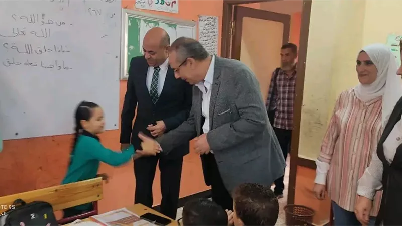 وكيل أول وزارة التعليم بالدقهلية يتفقد مدارس طلخا اليوم ويهنئ الطلاب بالعام الجديد