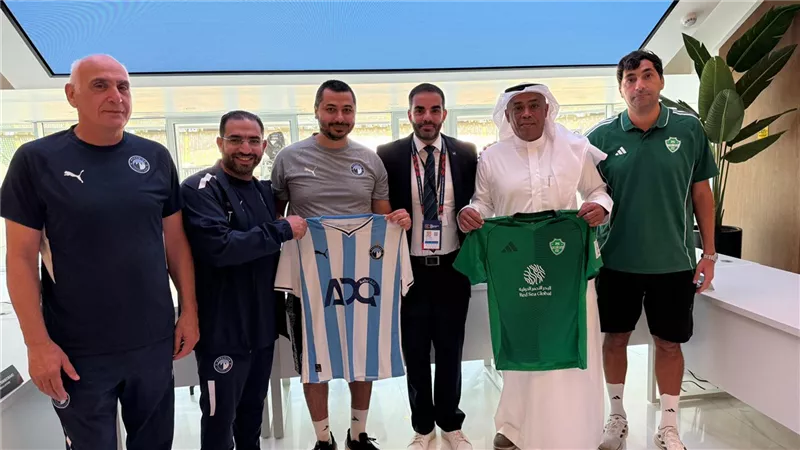 بيراميدز وأهلي جدة يتبادلان الدروع والهدايا قبل مواجهة الإنتركونتننتال