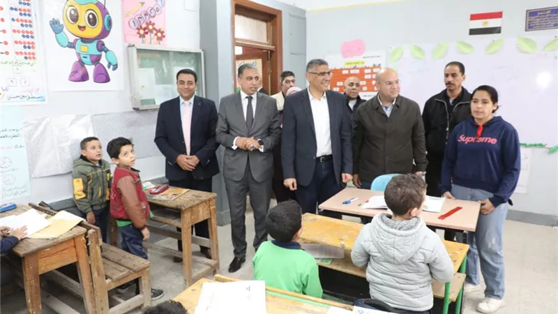 محافظ الجيزة يتابع انتظام العملية التعليمية بمدرسة أسكر الابتدائية بالصف