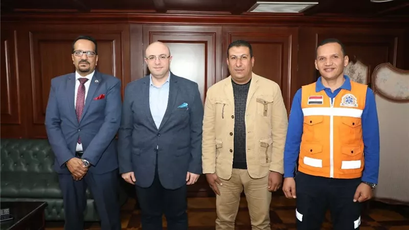 بطل من الإسعاف.. مشرف العمليات ينقذ حياة عامل نظافة بـ 
