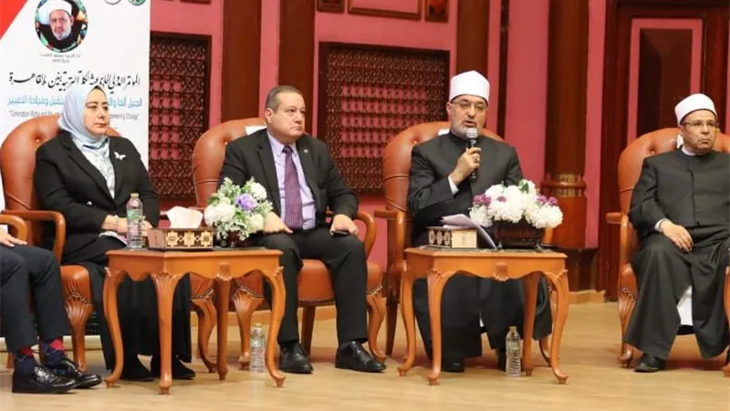 المفتي: الحفاظ على مقومات الهوية الوطنية المصرية يقوم على الوسطية 