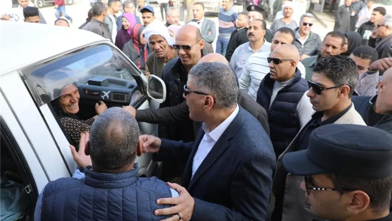 محافظ الجيزة يتابع سير العمل بموقف السرفيس الحضاري بالصف| صور