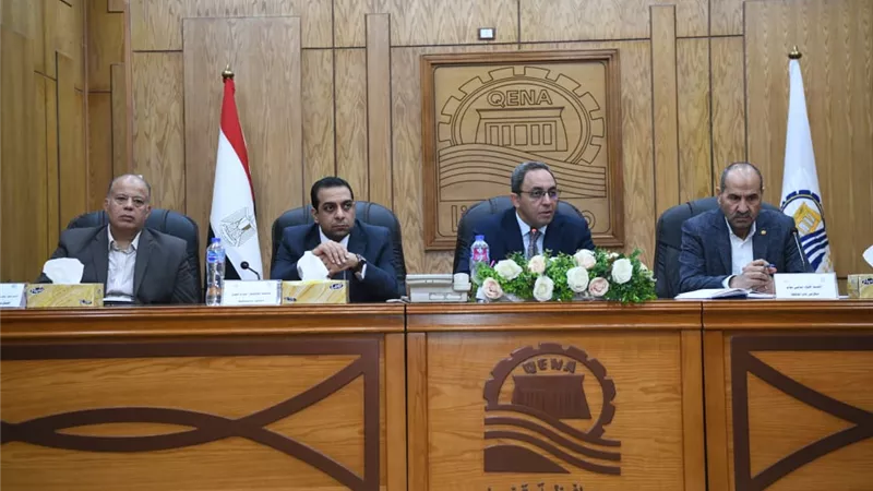 محافظ قنا يحذر: لا تهاون مع أي مسؤول يعطل ملف تقنين أراضي الدولة