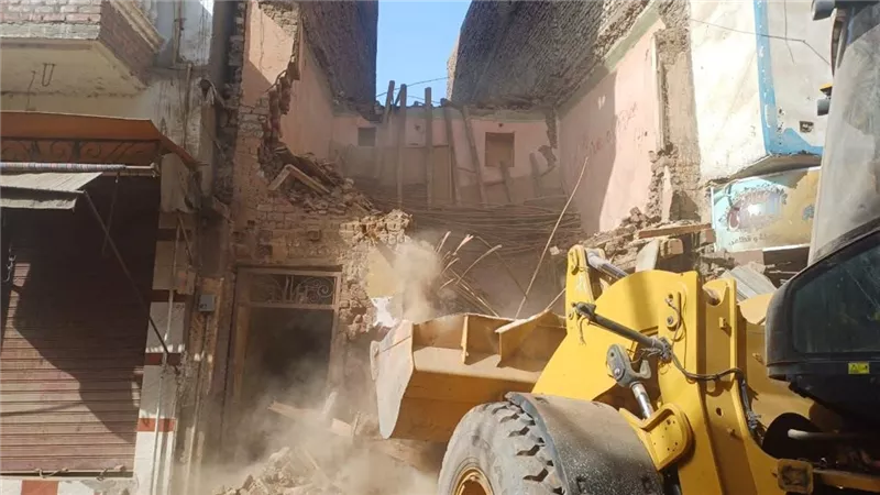 إزالة فورية لمنزل آيل للسقوط في نجع حمادي حفاظًا على أرواح المواطنين