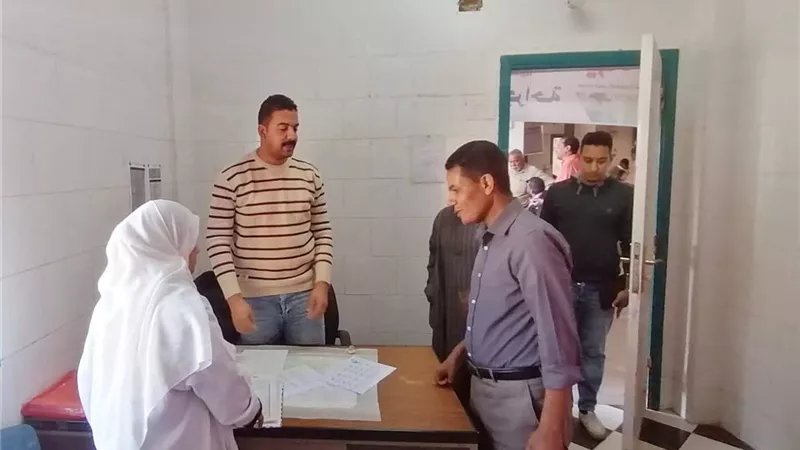وكيل صحة الأقصر يتفقد القافلة الطبية بوحدة الزينية بحري