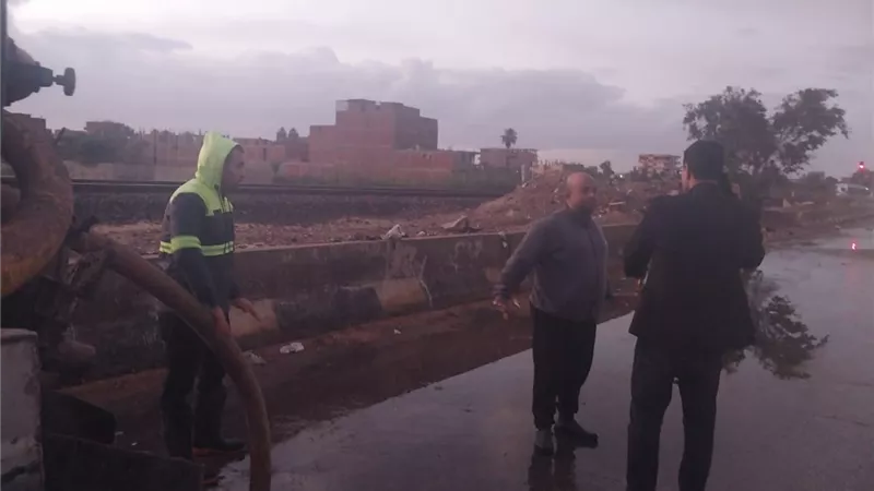 رئيس مياه القليوبية يقود معركة استرداد الطرق من قبضة 