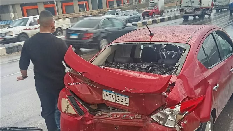 بسبب الأمطار.. تصادم ملاكي وميكروباص أعلى كوبري طوخ في المنوفية