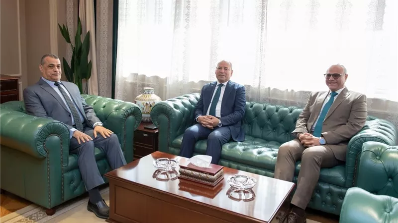 وزير الدولة للإنتاج الحربي يستقبل محافظيّ القاهرة والقليوبية لبحث التعاون 