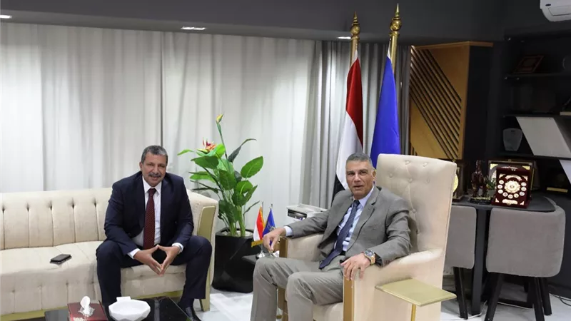 محافظ أسوان ومدير الأمن يناقشان دعم تحقيق الانضباط فى الشارع الأسوانى