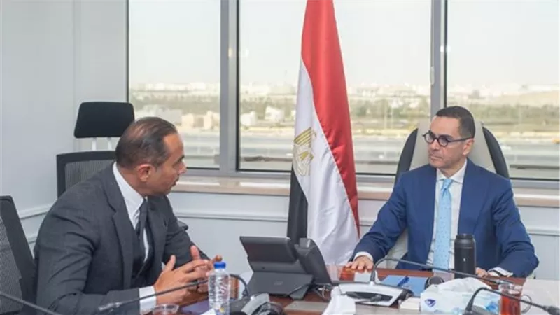 وزير الاستثمار يبحث مع «أبو غالي» توطين صناعة الدراجات النارية