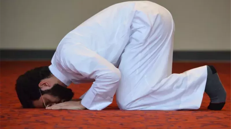 حكم سجود الشكر بعد الصلاة.. أمين الفتوى يوضح 