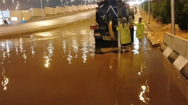 شركة مياه الجيزة: فرق الطوارئ تعمل على رفع تجمعات الأمطار