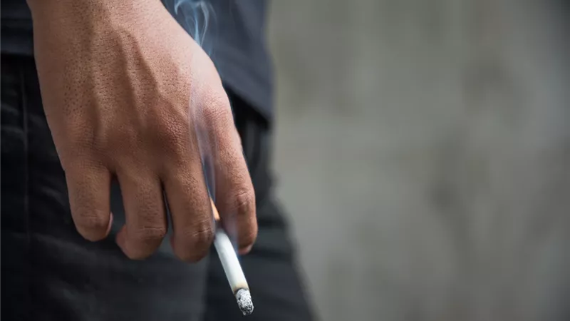 احذر: التدخين يُسبب تلفًا بالأنسجة الحساسة في شبكية العين