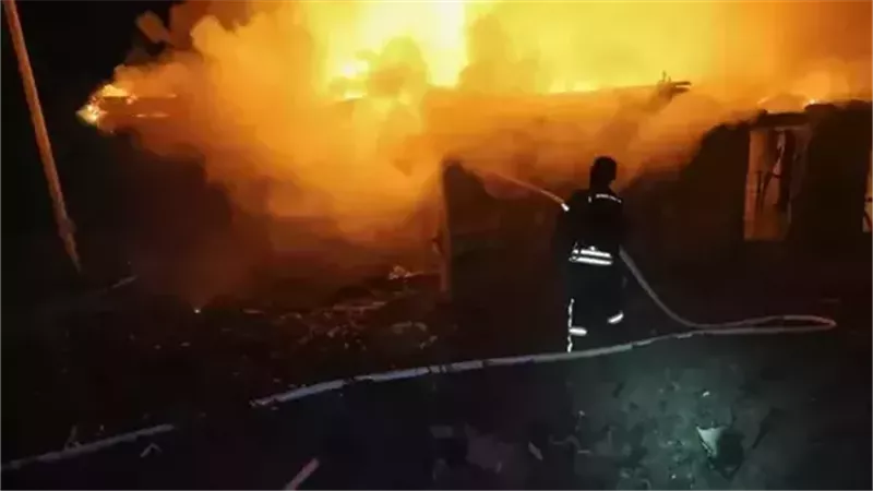 انتداب الأدلة الجنائية لفحص حريق جراج ومخزن سجاد بكرداسة