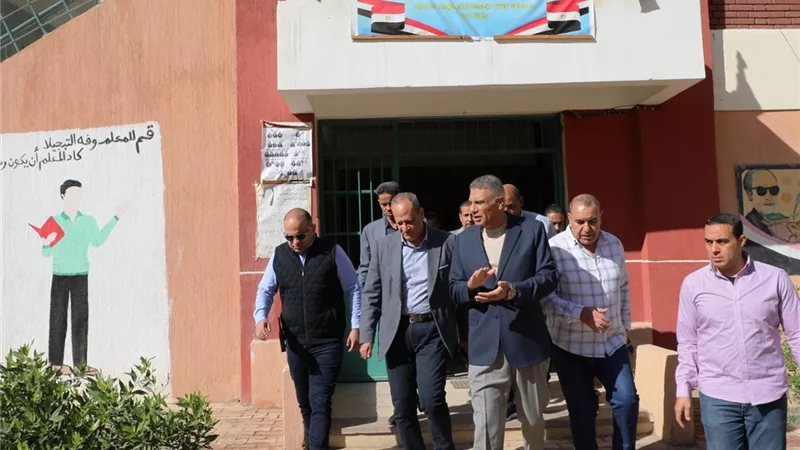 قبل انطلاق إعادة انتخابات مجلس النواب.. محافظ أسوان يتفقد مقار اللجان 