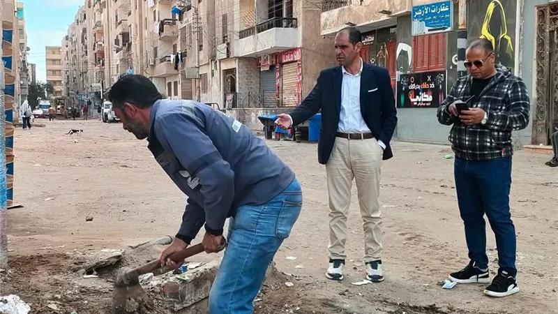 استمرار أعمال التجهيز للرصف ورفع كفاءة طريق سخا 