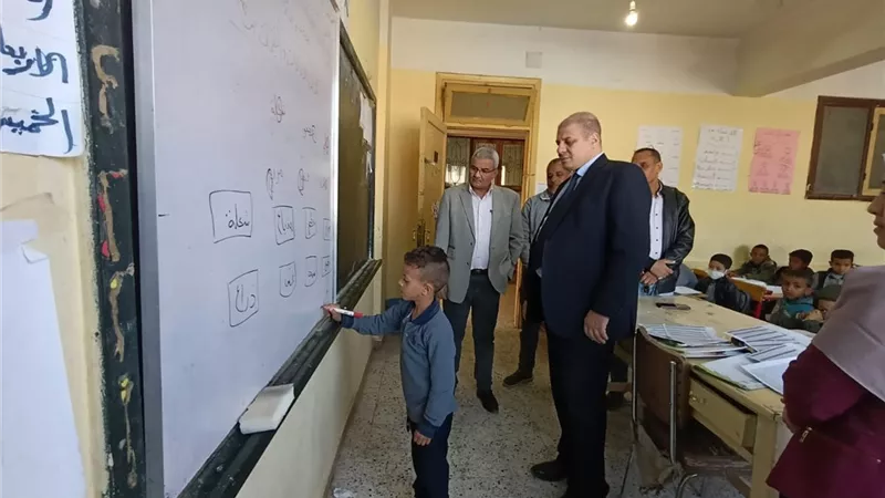 وكيل «تعليم قنا» يصدر تنبيهات مهمة خلال جولة مفاجئة لعدد من المدارس
