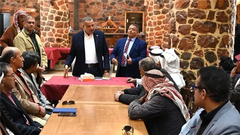 محافظ جنوب سيناء يلتقي مشايخ وعواقل مدينة سانت كاترين لتعزيز التواصل