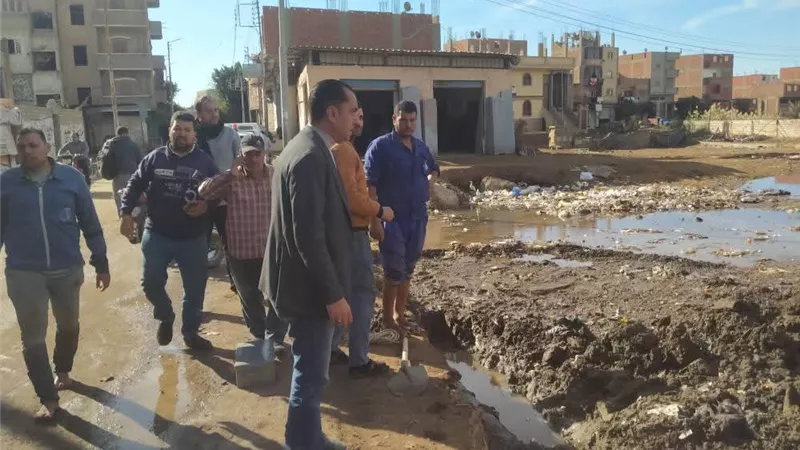 إصلاح عاجل لكسر مفاجئ بخط مياه رئيسي بقرية كمشوش بالمنوفية