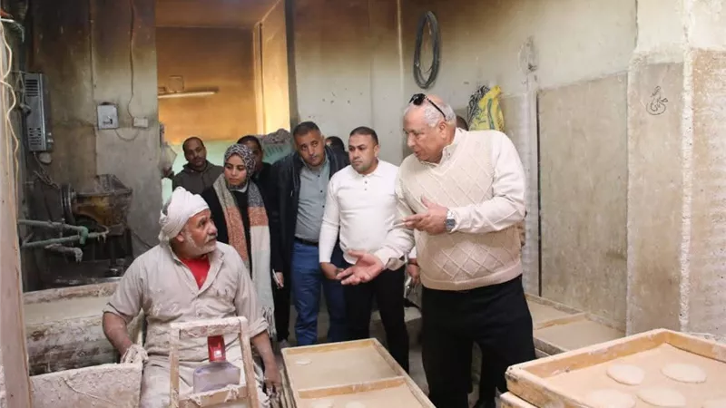 محافظ الوادي الجديد يوجه بتحرير مخالفة وتوقيع غرامة على مخبز بالخارجة