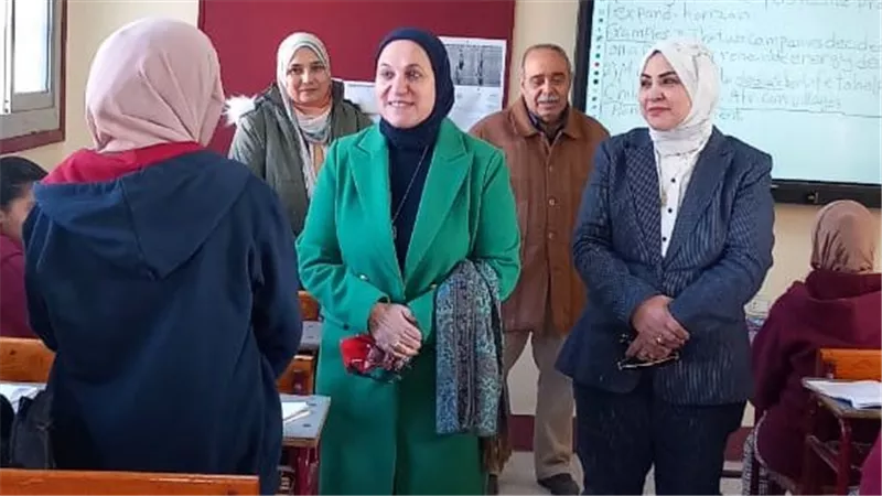 مدير تعليم القاهرة تتفقد مدارس النزهة وتكرم فريق المرشدات بمدرسة النور