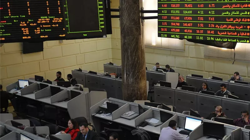 سهمان يتصدران مكاسب البورصة.. هل تعيد الأسهم القيادية تشكيل اتجاه السوق؟