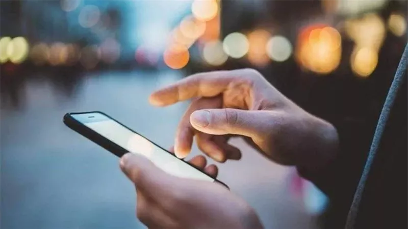 برد الشتاء لا يقتل البطارية.. لكن هل يمكن أن يدمّر شاشة هاتفك؟ 