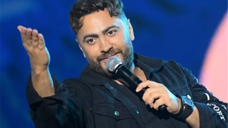 على طريقة أبلة ميرفت.. معجبة تحرج تامر حسني على المسرح|فيديو