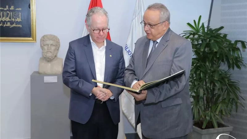 مدير أكاديمية العالم للعلوم للدول النامية يزور مكتبة الإسكندرية