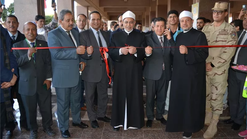 رئيس جامعة الأزهر ونوابه يفتتحون معرض الملابس الخيرية بعلوم أسيوط