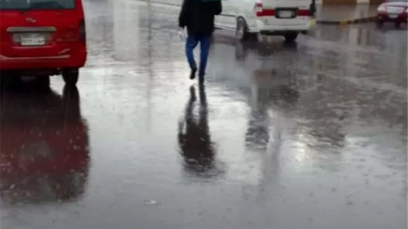 هل يجوز الصلاة بملابس أصابها  طين الشارع؟ اعرف ماذا قال الشيخ عطية صقر