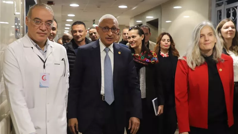 محافظ شمال سيناء يصطحب وفدا كنديا في جولة بمستشفى العريش