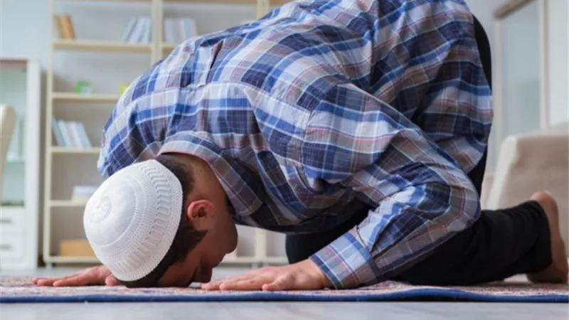 هل يجوز إغماض العين في الصلاة من أجل الخشوع؟.. أمين الفتوى يجيب