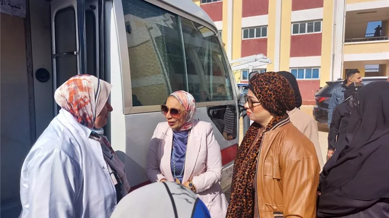 الكشف على 830 مواطنًا ضمن قافلة طبية بالتل الكبير