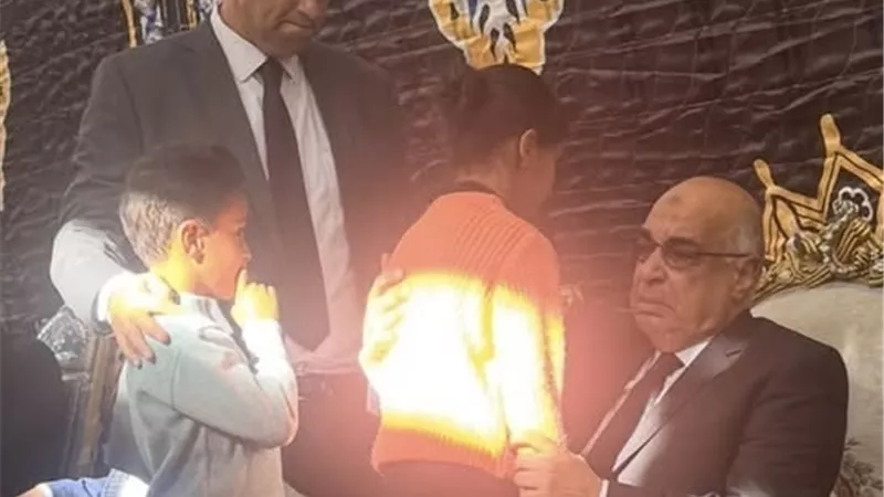 قبل رؤوسهم.. وزير العدل يواسي أطفال قضاة حادث المنيا الصحراوي| صور