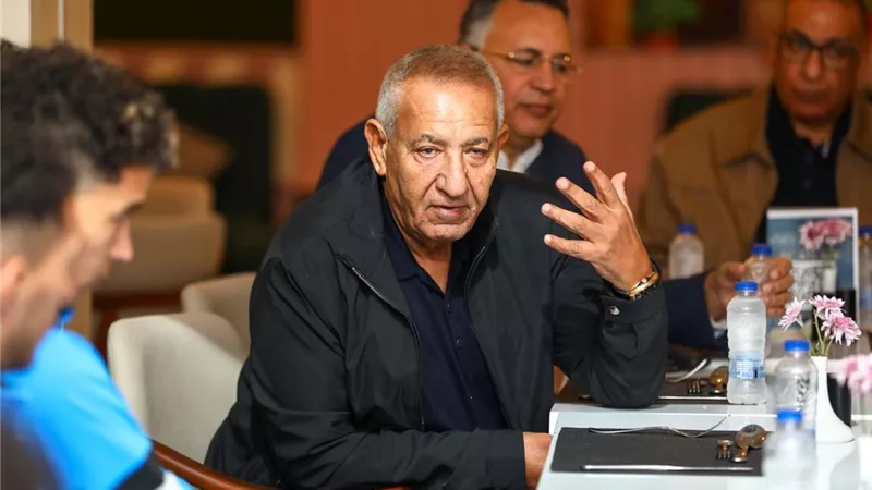 كامل أبو علي يزور معسكر الفريق الأول ويجتمع بالجهاز الفني ولاعبي المصري