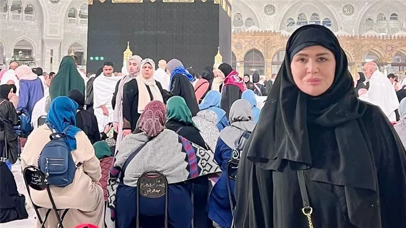 إلهام شاهين تؤدي عمرة على روح والدتها خلال حضورها مهرجان البحر الأحمر