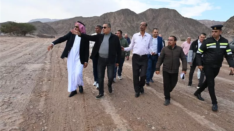 محافظ جنوب سيناء يتفقد ساحة انتظار النقل الثقيل بمدينة طابا 