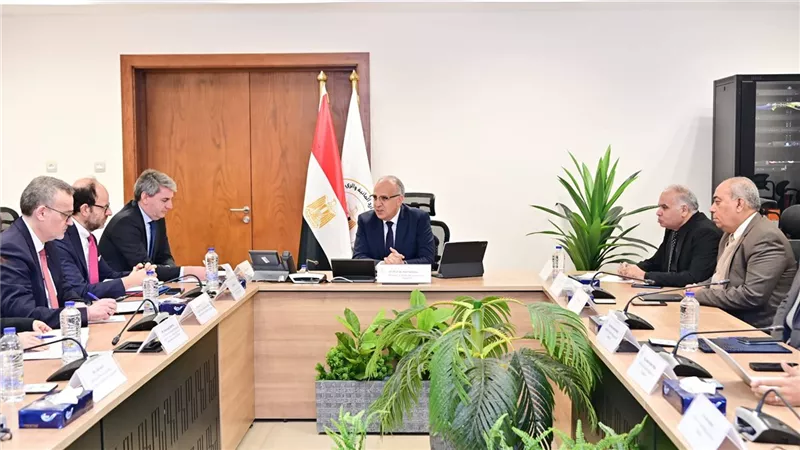 وزير الرى يبحث التعاون مع ممثلى بنك الاستثمار الأوروبي 