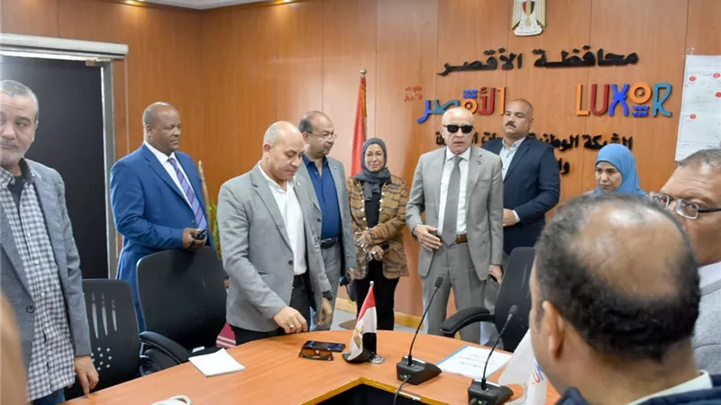 محافظ الأقصر يتفقد غرفة عمليات الشبكة الوطنية لمتابعة انتخابات مجلس النواب