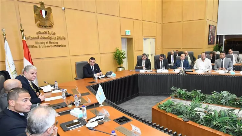 15 برجا.. وزير الإسكان يتابع مشروع الأعمال المركزية بالعاصمة الجديدة