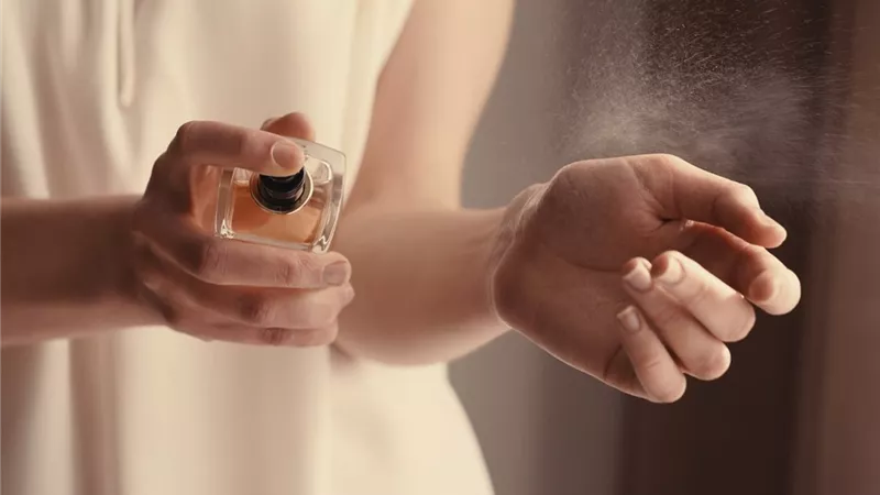 للحفاظ على رائحته الأصلية.. طرق تخزين العطر 