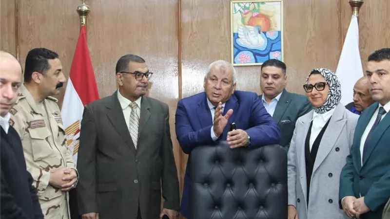 محافظ الوادي الجديد يتابع انتظام العملية الانتخابية بجميع اللجان
