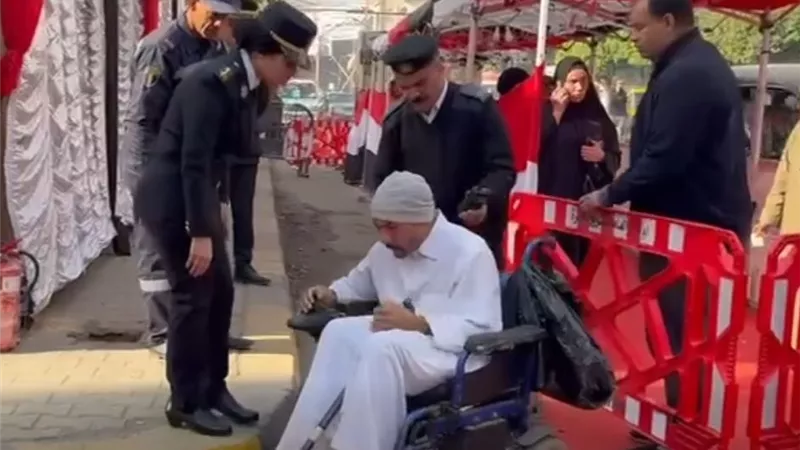 شاهد.. لحظة مساعدة الشرطة لناخب على كرسي متحرك للوصول إلى لجنته الانتخابية