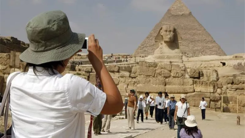 كيف تتعامل وزارة السياحة مع شكاوى السائحين وتحسين أوضاع العاملين؟