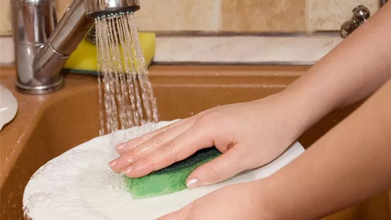هل المرأة ملزمة بخدمة زوجها شرعا؟.. عالم أزهري يحسم الجدل