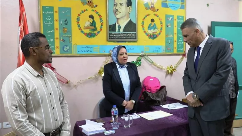 محافظ أسوان يتفقد اللجان الانتخابية لجولة إعادة انتخابات النواب 